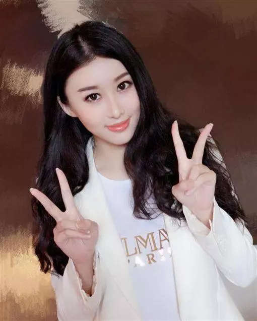 落選港姐曝黃心穎「放蕩內幕」:乖乖女都是假的!