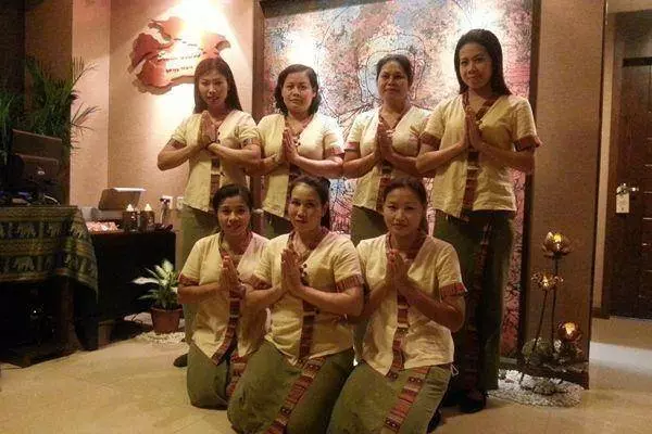 泰國「最開放」的監獄,女犯人「專供」遊客按摩服務