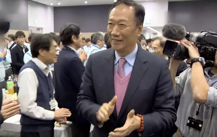 藍袍加身戰2020?郭台銘競選口號網友已想好了!