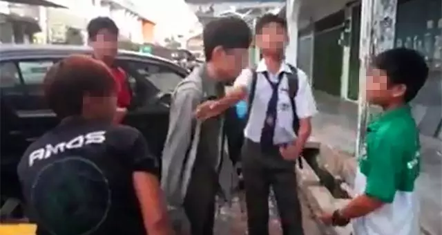 華裔少年「大哥」教訓中學生,巴掌揮的「piapia」響!數萬線民轉發聲討~