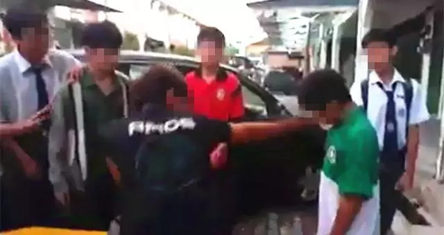 華裔少年「大哥」教訓中學生,巴掌揮的「piapia」響!數萬線民轉發聲討~