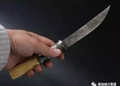 新加坡奇案:24歲女子大街上奪走男子42萬現金,第二天受害者被抓了!