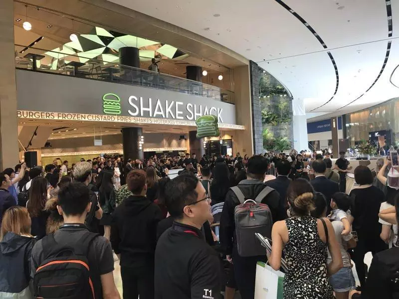 新加坡Shake Shack漢堡包開業,公眾淩晨4時30分排隊,不介意等6小時~