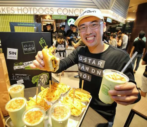 新加坡Shake Shack漢堡包開業,公眾淩晨4時30分排隊,不介意等6小時~