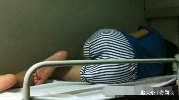 女子火車上睡覺,凌晨發覺腳心癢,轉身踢了一腳悲劇發生了