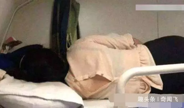 女子火車上睡覺,凌晨發覺腳心癢,轉身踢了一腳悲劇發生了