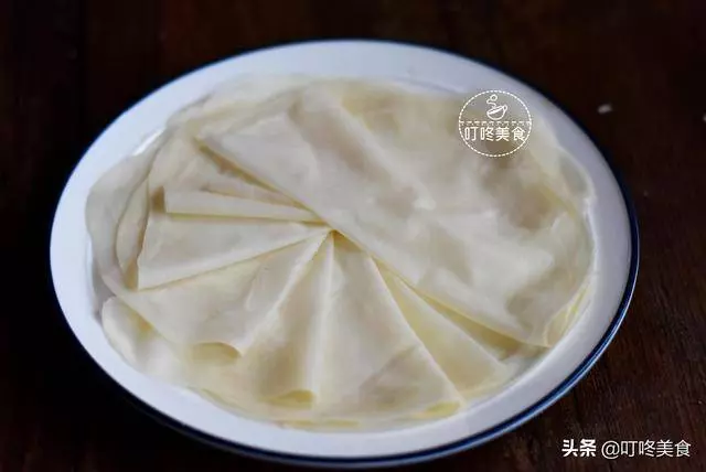 春卷皮不用買了,在家10分鐘能做100張,張張透明薄如紙,超簡單