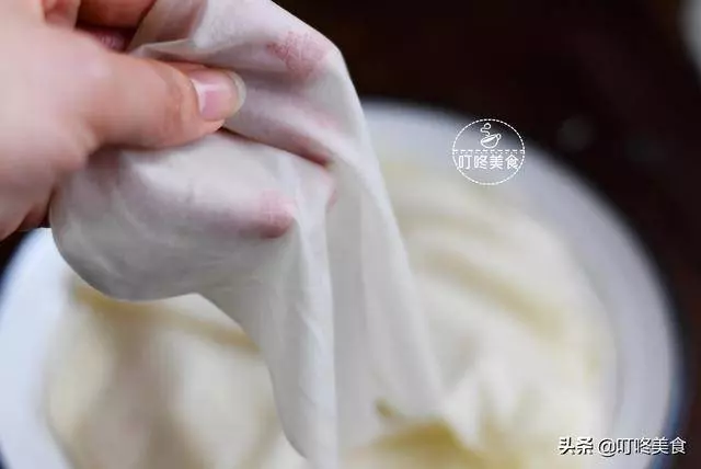 春卷皮不用買了,在家10分鐘能做100張,張張透明薄如紙,超簡單