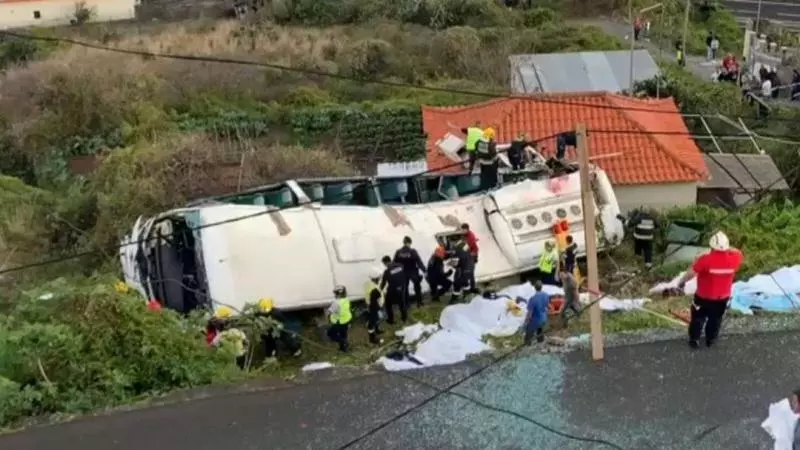 墜落山坡砸房子 葡旅遊巴士翻覆28死
