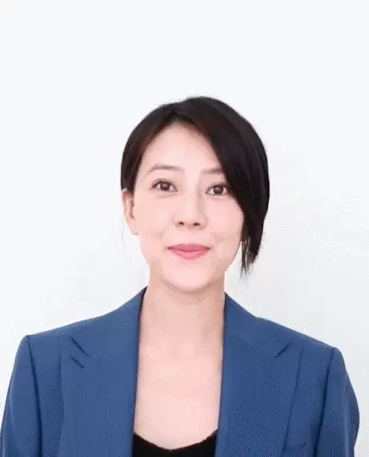 高圓圓官宣懷孕後首露面,穿藍西裝配扎發新髮型太減齡,哪像40歲!