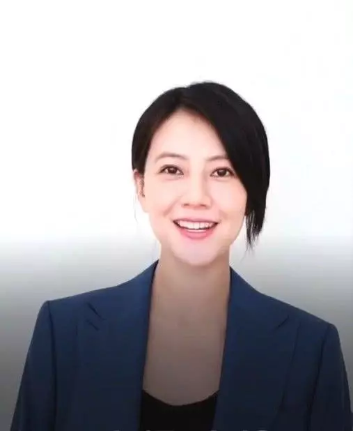 高圓圓官宣懷孕後首露面,穿藍西裝配扎發新髮型太減齡,哪像40歲!