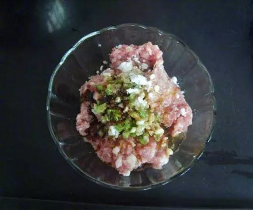 青椒別再炒肉了,教你青椒釀肉的做法,非常好吃超下飯