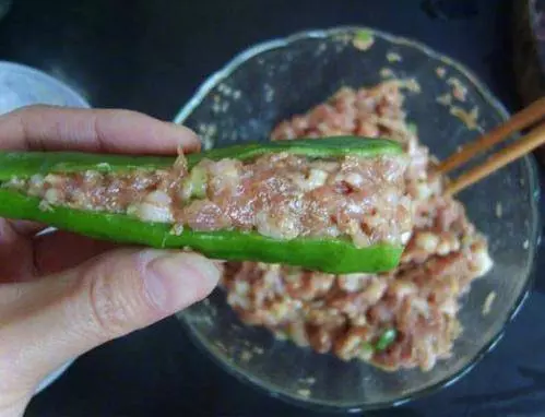 青椒別再炒肉了,教你青椒釀肉的做法,非常好吃超下飯