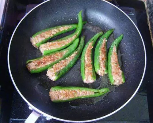 青椒別再炒肉了,教你青椒釀肉的做法,非常好吃超下飯