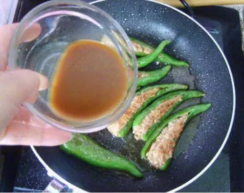 青椒別再炒肉了,教你青椒釀肉的做法,非常好吃超下飯