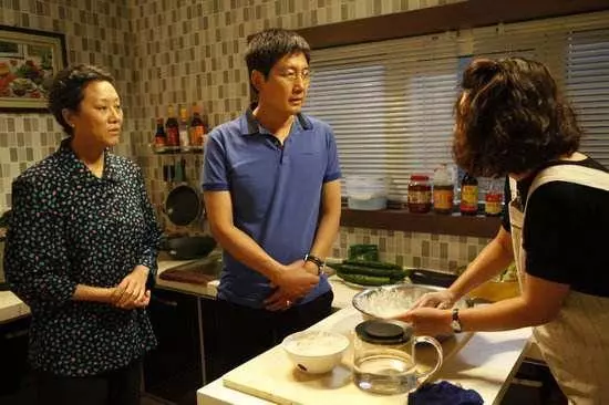我和小姑子同時懷孕,婆婆給我熬了一份雞湯,我哭著給我媽打電話