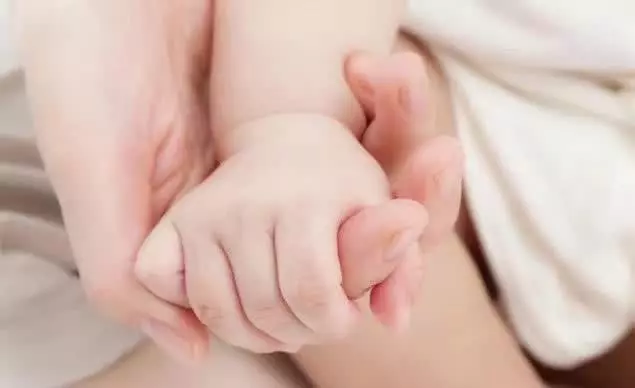 剛出月子，老公給我30萬跟我提離婚，得知原因我崩潰大哭
