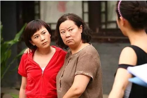 准婆婆生病我上門看望,見到14歲的小姑子,我扭頭就走,含淚分手