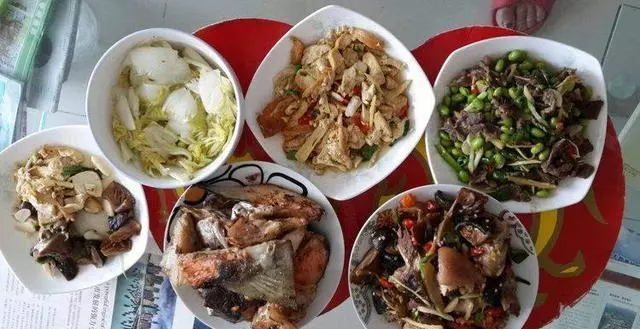 進城照顧兒媳坐月子,被兒子趕出來,到家打開行李我愣了