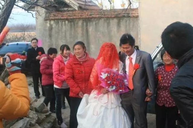 男孩執意娶二婚女,出差回來去探望父母,推開家門感嘆自己撿到寶