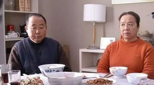男孩執意娶二婚女,出差回來去探望父母,推開家門感嘆自己撿到寶