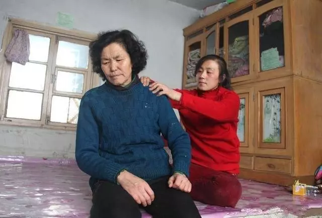 男孩執意娶二婚女,出差回來去探望父母,推開家門感嘆自己撿到寶