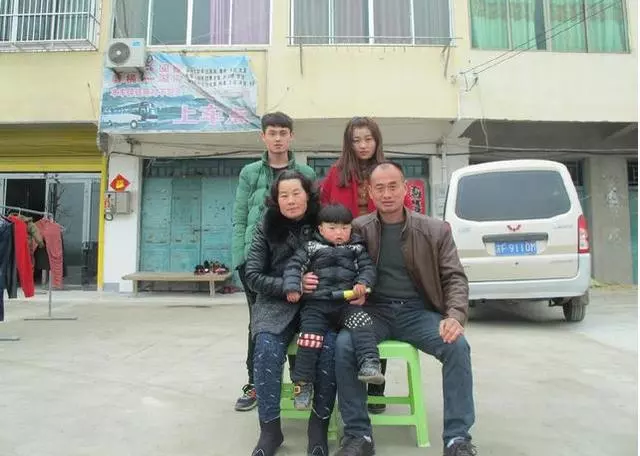 哥買房我拿8萬,我嫁窮老公他說沒空來,婚禮上來輛豪車,我心涼
