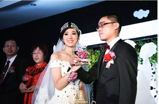 哥買房我拿8萬,我嫁窮老公他說沒空來,婚禮上來輛豪車,我心涼