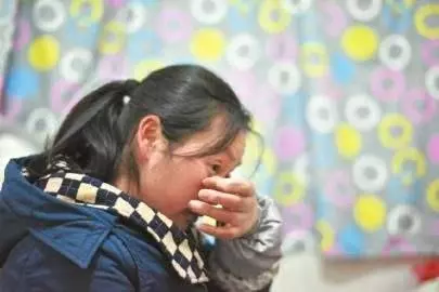 嫁窮小子後她回家借錢,弟弟用五百塊打發了,回家收到信息後大哭