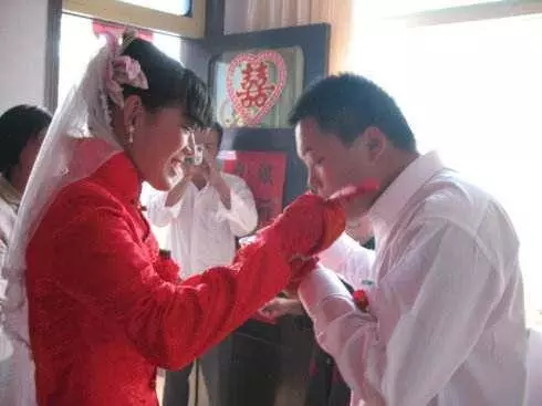 我帶著孩子嫁給了老公,婚後兒子拿婆婆的手機讓我看,我淚流滿面