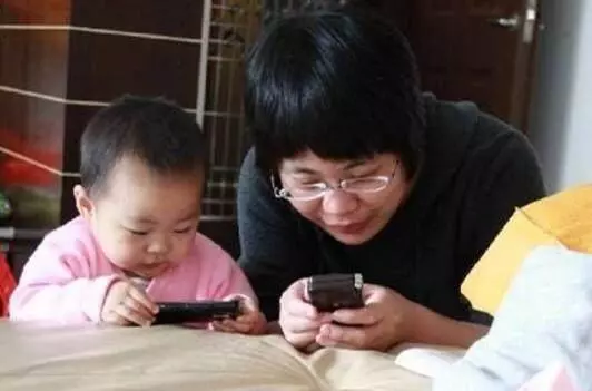 我帶著孩子嫁給了老公,婚後兒子拿婆婆的手機讓我看,我淚流滿面