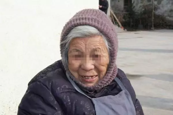 兒媳婚後每到周末就夜不歸宿,我偷偷跟著,看到兩人身影我愣住了