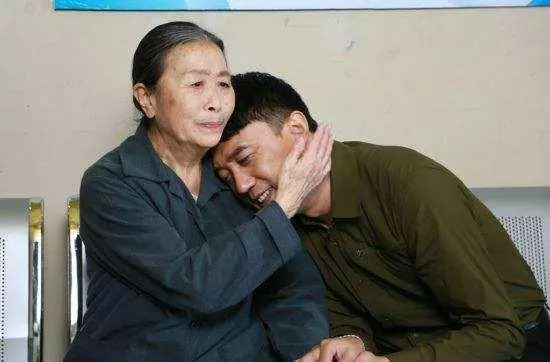 結婚之後我媽來家裡,老婆慌張把水果盤藏了起來,轉身我淚如雨下