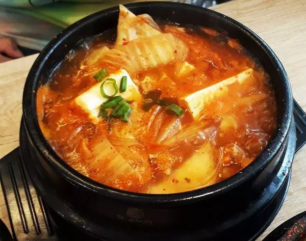 隱身在都市裡白色清新小屋,我在瑪希噠韓式小吃