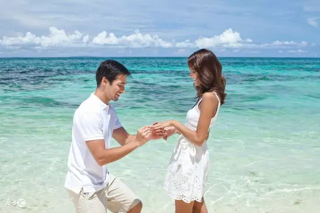 新婚夜被老公灌醉,凌晨發現自己躺在沙發,得知原因我如墜冰窯