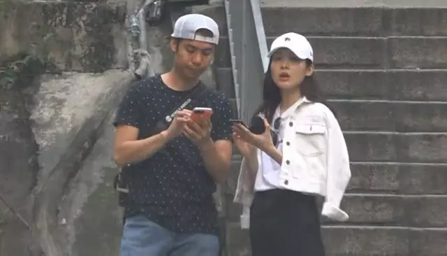 【今時今日,港星很普通咯~】TVB花旦打扮普通逛街無人識,攔車多次被拒絕無奈撇嘴不開心!