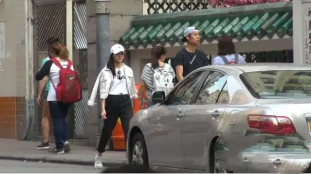 【今時今日,港星很普通咯~】TVB花旦打扮普通逛街無人識,攔車多次被拒絕無奈撇嘴不開心!