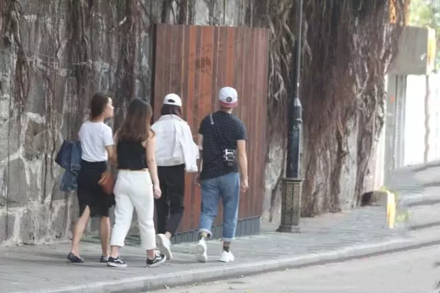 【今時今日,港星很普通咯~】TVB花旦打扮普通逛街無人識,攔車多次被拒絕無奈撇嘴不開心!