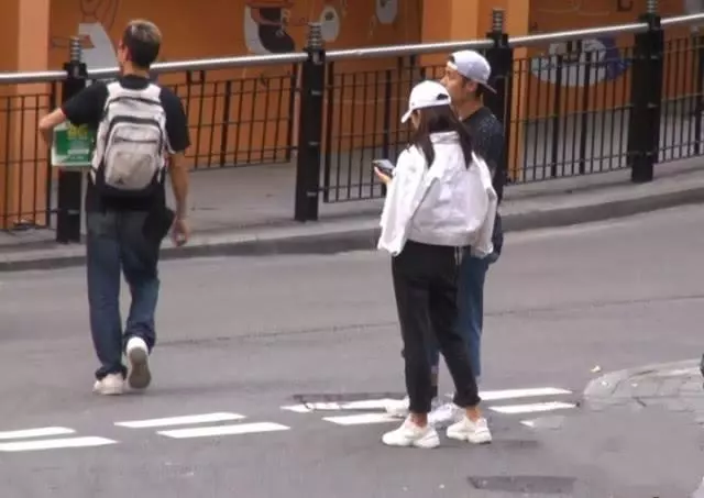 【今時今日,港星很普通咯~】TVB花旦打扮普通逛街無人識,攔車多次被拒絕無奈撇嘴不開心!