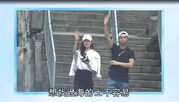 【今時今日,港星很普通咯~】TVB花旦打扮普通逛街無人識,攔車多次被拒絕無奈撇嘴不開心!
