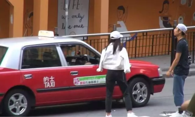 【今時今日,港星很普通咯~】TVB花旦打扮普通逛街無人識,攔車多次被拒絕無奈撇嘴不開心!