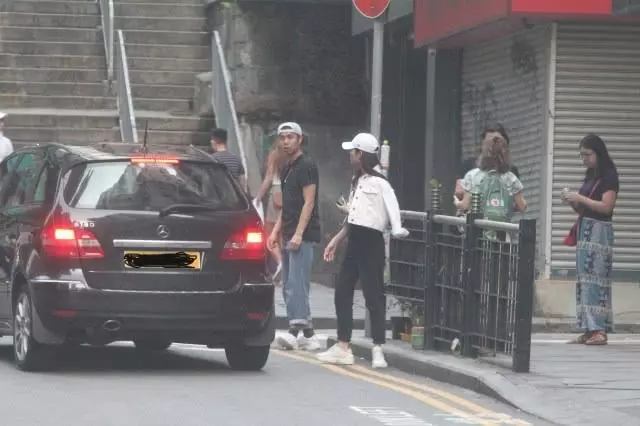 【今時今日,港星很普通咯~】TVB花旦打扮普通逛街無人識,攔車多次被拒絕無奈撇嘴不開心!