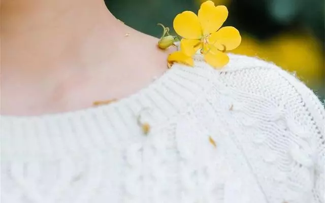小妹結婚我欲給1萬,夜間聽到父母對話,我悄悄塞給小妹6萬