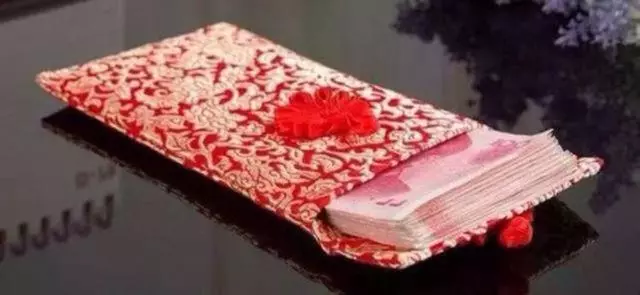 結婚陪嫁10萬,婆婆給我一輛車,看到車時,我嚇得不敢接鑰匙