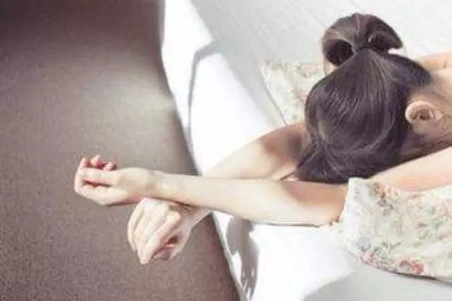 結婚陪嫁10萬,婆婆給我一輛車,看到車時,我嚇得不敢接鑰匙