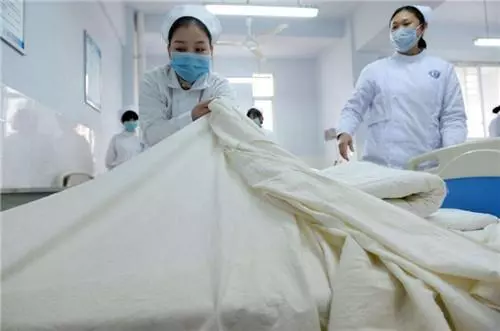丈夫背著我用我的錢照顧別的女人,得知原因後我原諒了他們