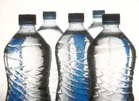 面試官:沙漠中有10瓶水,9瓶有毒,你怎麼辦?女孩答完就被錄取
