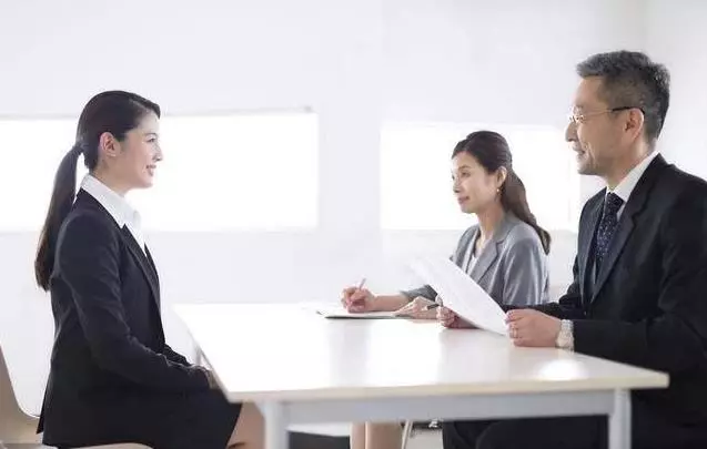 面試官:沙漠中有10瓶水,9瓶有毒,你怎麼辦?女孩答完就被錄取