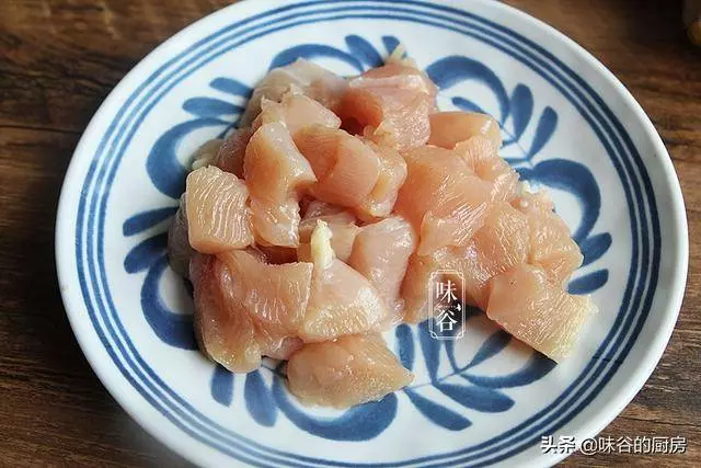 用薯片做的雞米花,你吃過嗎?香噴噴的又酥又脆,一口一個超過癮