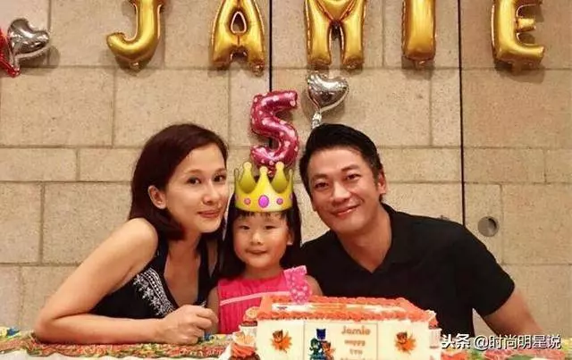 天生娃娃臉,嫁入豪門卻要靠佘詩曼救濟,42歲被老公寵成公主.